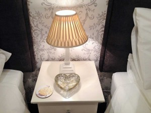 bedside-lamp-in-twin-room