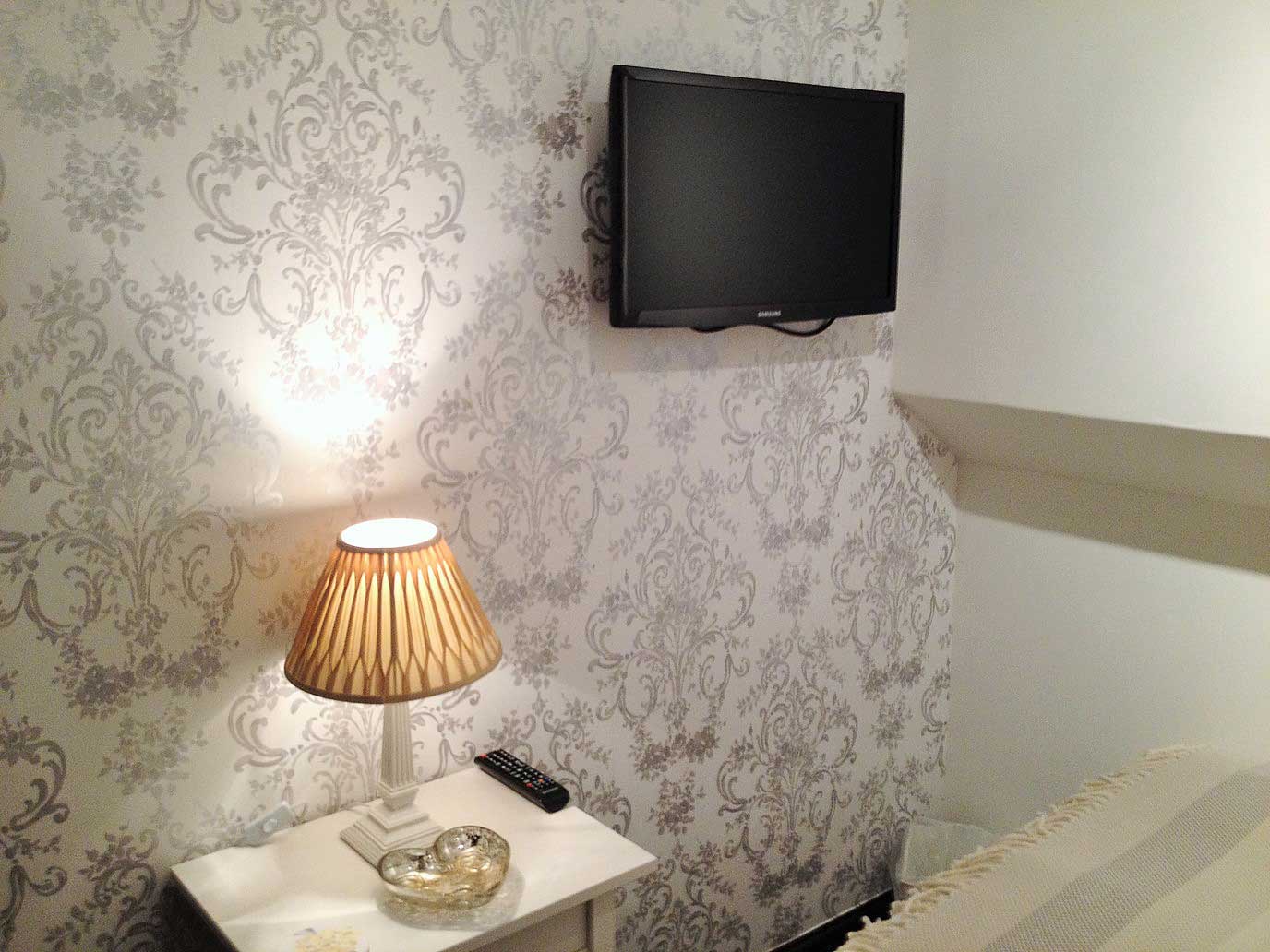wall-mounted-flat-screen-tv